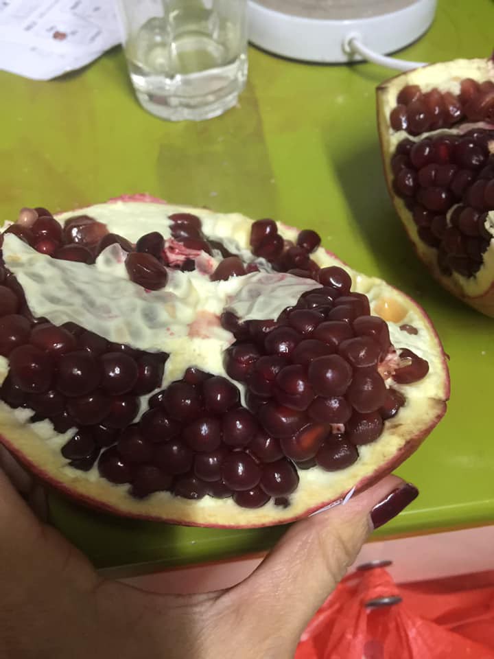 Chi tiền mua phải thùng lựu nhập khẩu thâm đen, người bán đổ lựu bị sốc nhiệt không đền, mẹ bầu bức xúc lên mạng tố cáo mới phát hiện ra sự thật này