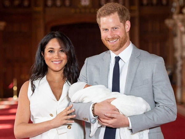 Con trai Hoàng tử Harry lần đầu xuất hiện trước công chúng