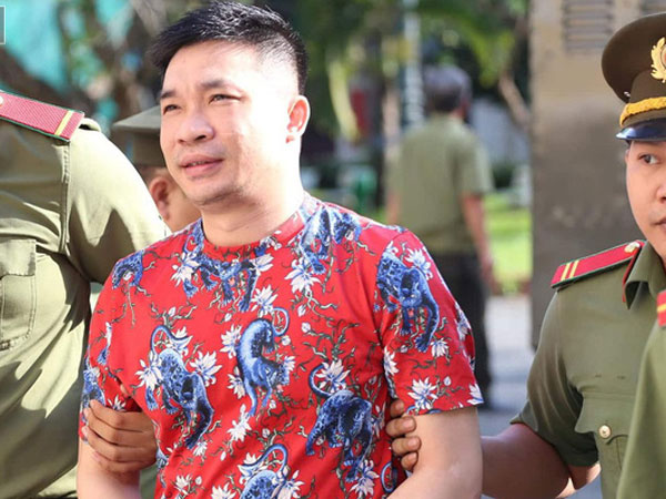 Ông trùm Văn Kính Dương mặc áo bông họa tiết hổ, bình thản đến tòa