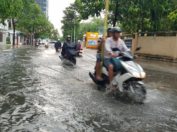 Sài Gòn mưa chuyển mùa, nhiều tuyến đường bị ngập