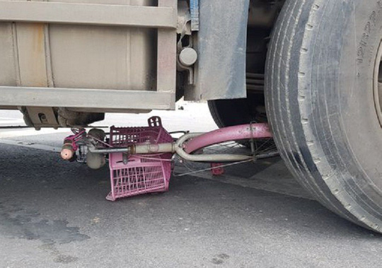 Đi học về, nữ sinh lớp 6 bị xe đầu kéo tông tử vong tại ngã tư tử thần