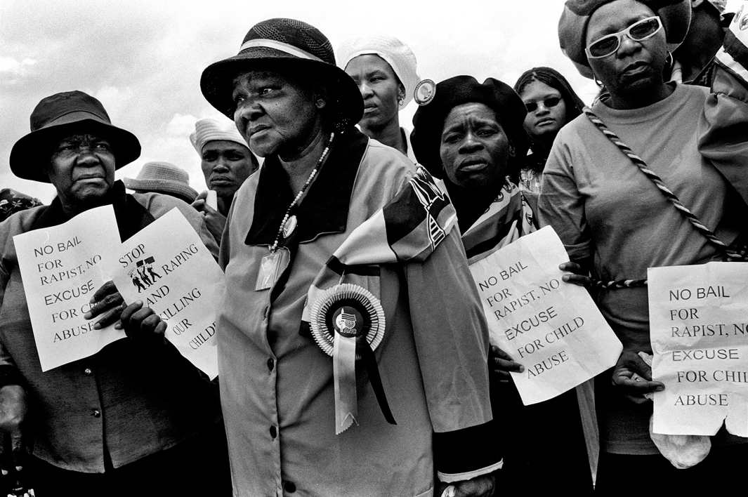 Loạt hình ám ảnh về những đứa trẻ từng bị lạm dụng tình dục