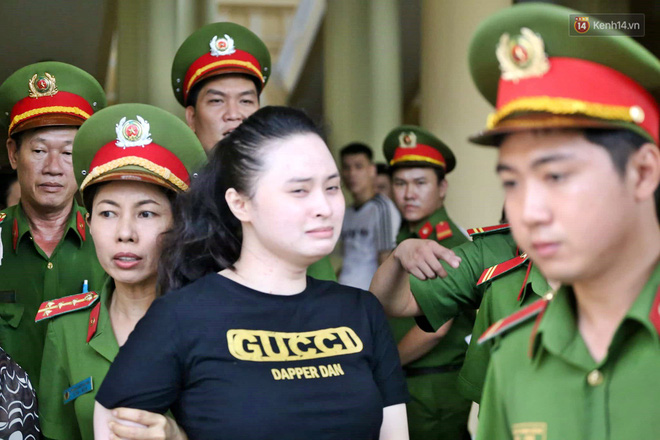 Trùm ma túy Văn Kính Dương giơ tay chào người thân, hot girl Ngọc Miu khóc khi bị áp giải ra xe sau phiên xét xử ngày thứ 2