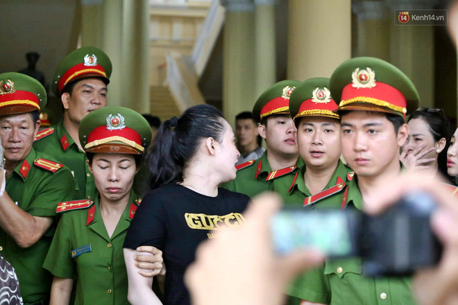 Trùm ma túy Văn Kính Dương giơ tay chào người thân, hot girl Ngọc Miu khóc khi bị áp giải ra xe sau phiên xét xử ngày thứ 2