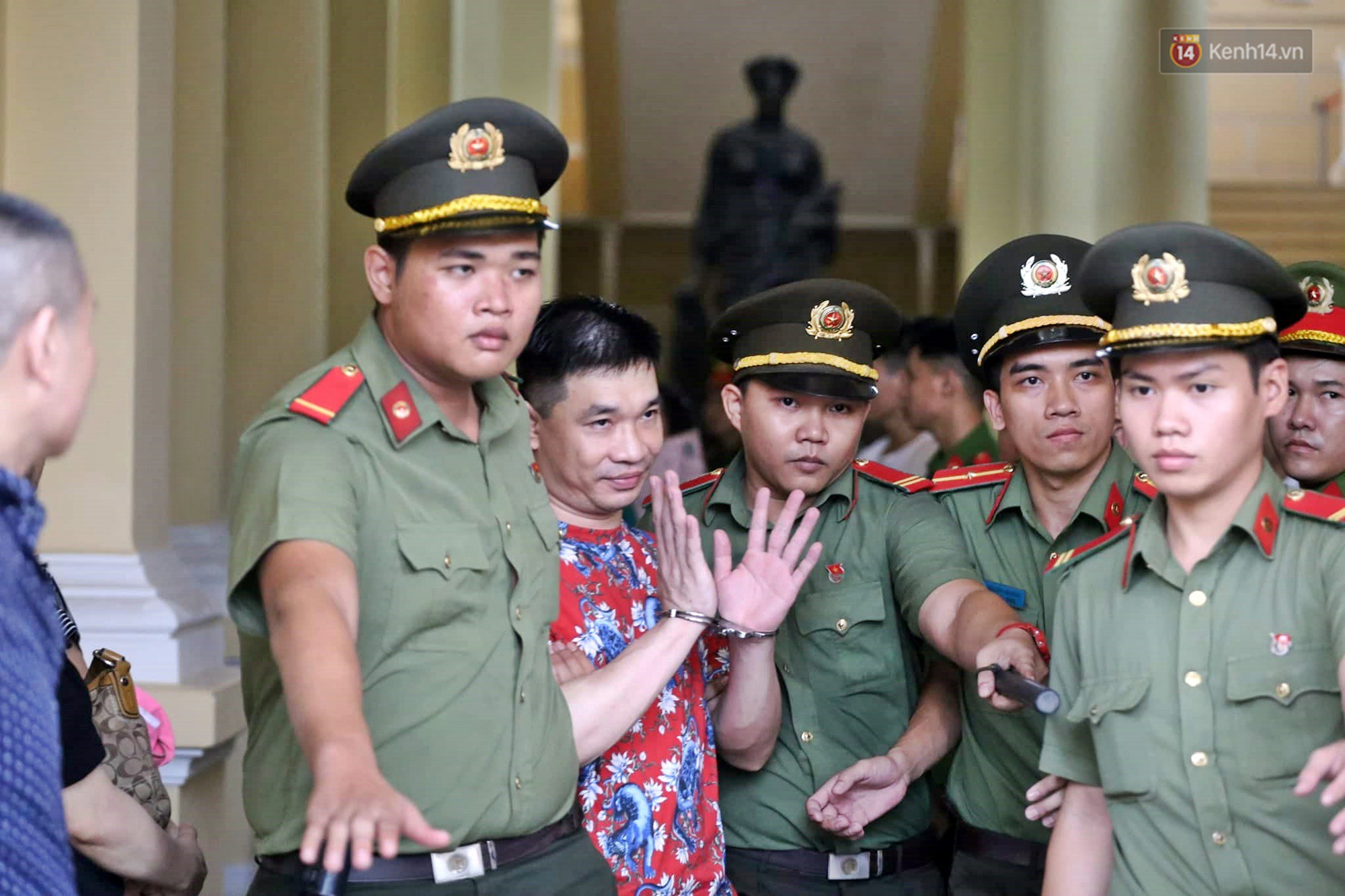 Trùm ma túy Văn Kính Dương giơ tay chào người thân, hot girl Ngọc Miu khóc khi bị áp giải ra xe sau phiên xét xử ngày thứ 2