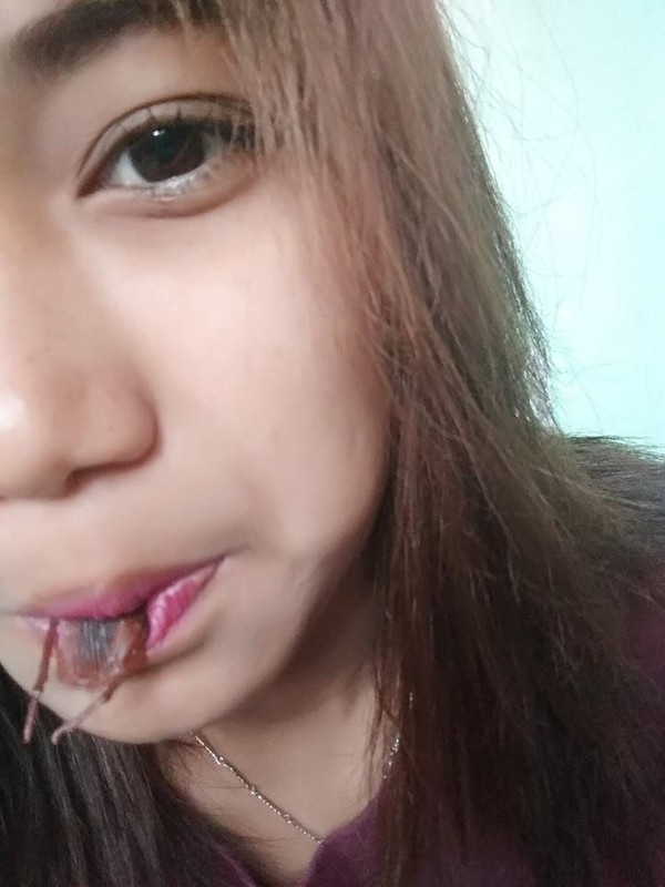 Dân mạng rần rần bắt trend đặt gián lên mặt khiến người xem sởn da gà