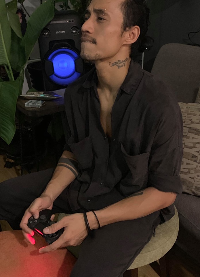 Phía sau hình ảnh chàng rocker lắm ồn ào là một Phạm Anh Khoa vụng về nhưng chăm con cực chu đáo