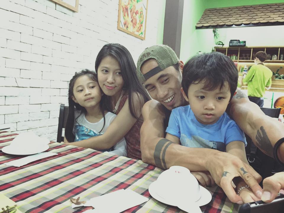 Phía sau hình ảnh chàng rocker lắm ồn ào là một Phạm Anh Khoa vụng về nhưng chăm con cực chu đáo Phía sau hình ảnh chàng rocker lắm ồn ào là một Phạm Anh Khoa vụng về nhưng chăm con cực chu đáo