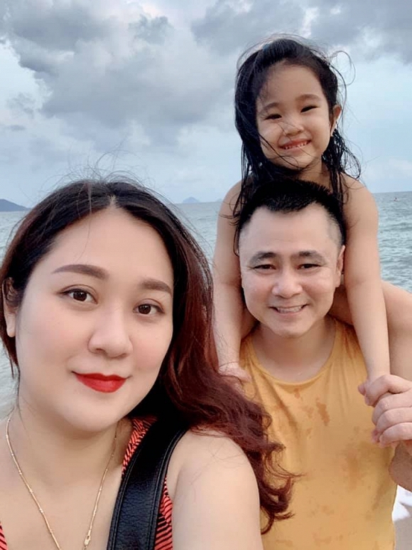 Nhân dịp kỷ niệm 4 năm ngày cưới, Tự Long ngọt ngào nhắn nhủ bà xã: Cảm ơn em và con đã đến bên anh...