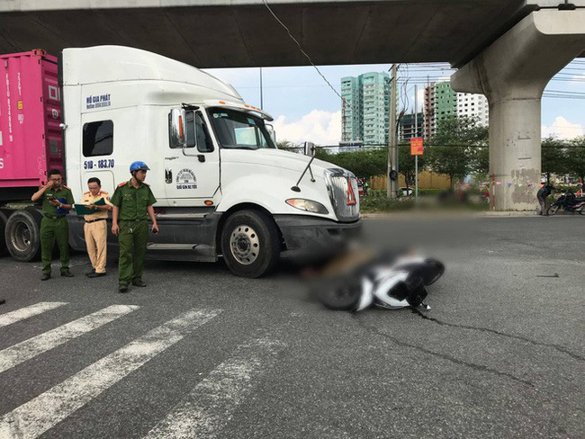 Đi cúng cơm 100 ngày mất của người thân, bị container tông tử vong