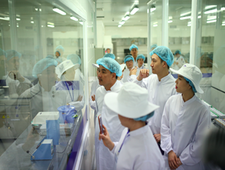 Siêu nhà máy đón những vị khách sữa học đường nhí