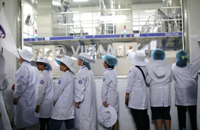 Siêu nhà máy đón những vị khách sữa học đường nhí