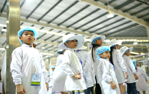 Siêu nhà máy đón những vị khách sữa học đường nhí