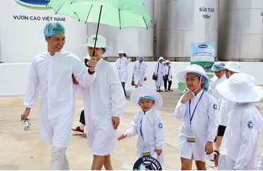 Siêu nhà máy đón những vị khách sữa học đường nhí