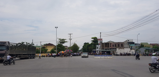 Bố vật vã khóc bên thi thể con bị xe cán chết trên đường đi thi về