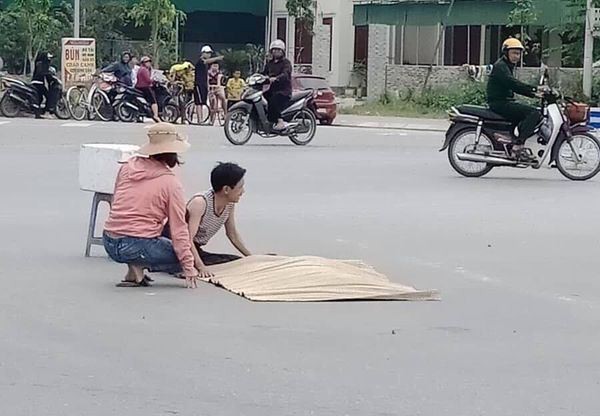 Bố vật vã khóc bên thi thể con bị xe cán chết trên đường đi thi về