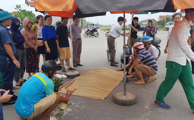 Bố vật vã khóc bên thi thể con bị xe cán chết trên đường đi thi về