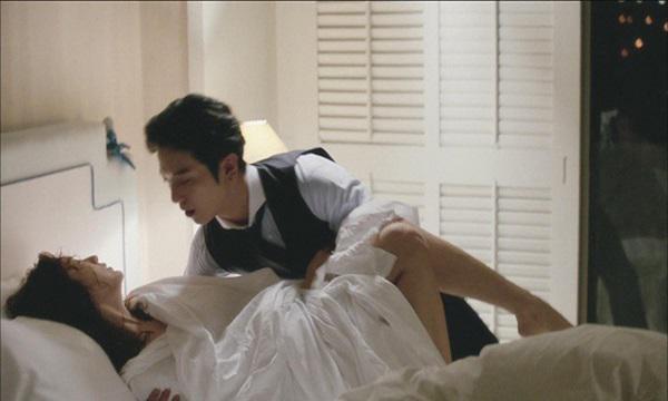 Đi công tác 2 tháng, vợ choáng váng phát hiện sự thật về chiếc lỗ nhỏ trong phòng tắm