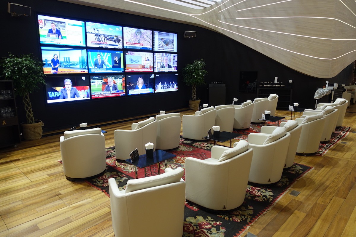 Phòng chờ như khách sạn 5 sao trong sân bay lớn nhất thế giới