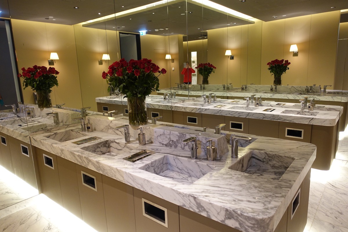 Phòng chờ như khách sạn 5 sao trong sân bay lớn nhất thế giới