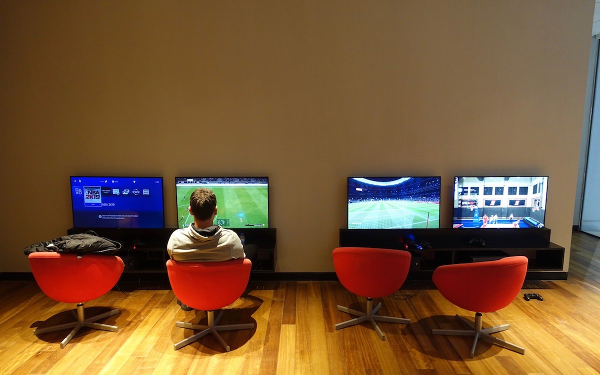 Phòng chờ như khách sạn 5 sao trong sân bay lớn nhất thế giới