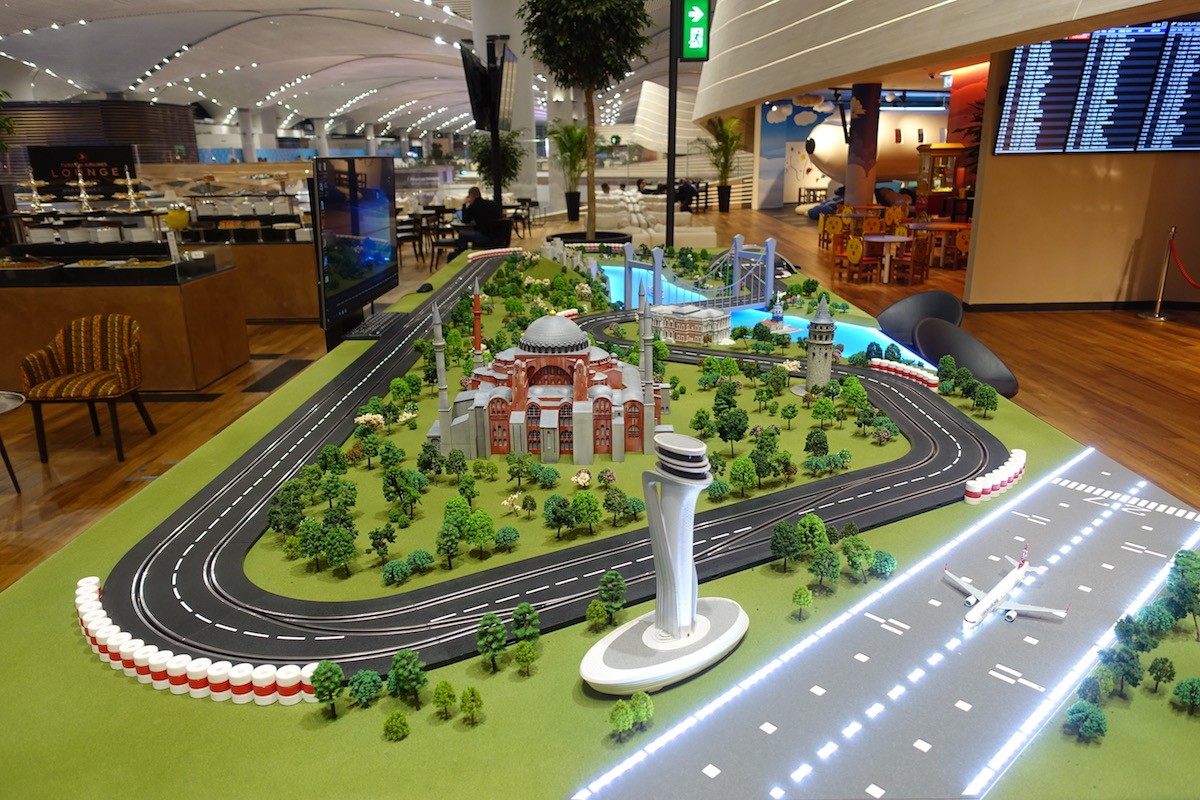 Phòng chờ như khách sạn 5 sao trong sân bay lớn nhất thế giới