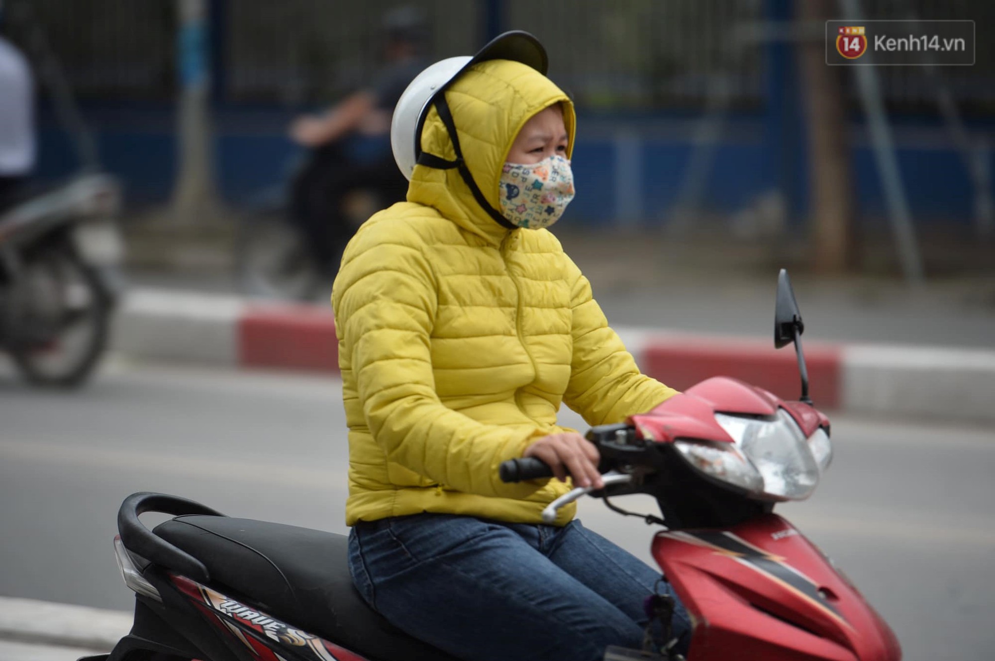 Giữa trưa Hè mà lạnh như chớm Đông, nhiều người dân Thủ đô phải khoác áo ấm, co ro đi trên đường