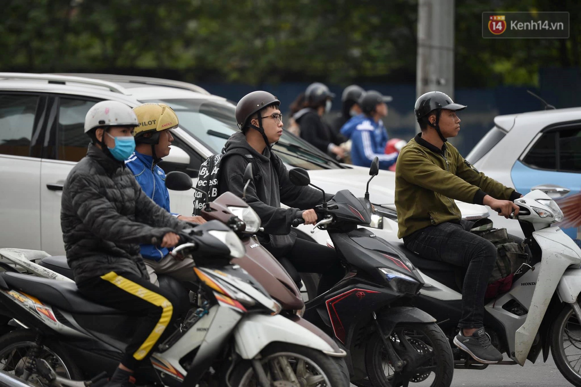 Giữa trưa Hè mà lạnh như chớm Đông, nhiều người dân Thủ đô phải khoác áo ấm, co ro đi trên đường