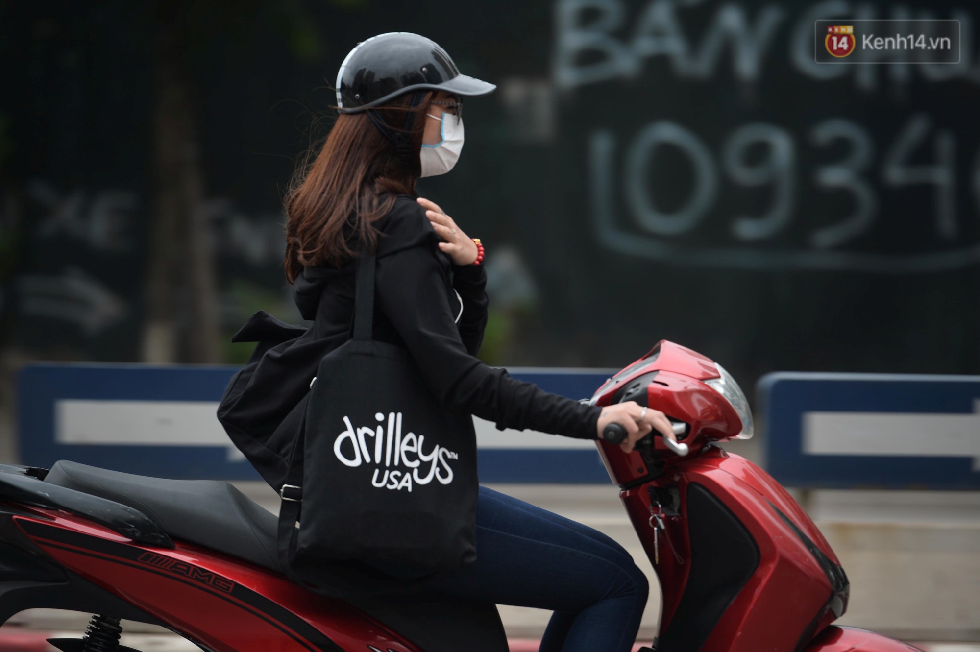 Giữa trưa Hè mà lạnh như chớm Đông, nhiều người dân Thủ đô phải khoác áo ấm, co ro đi trên đường