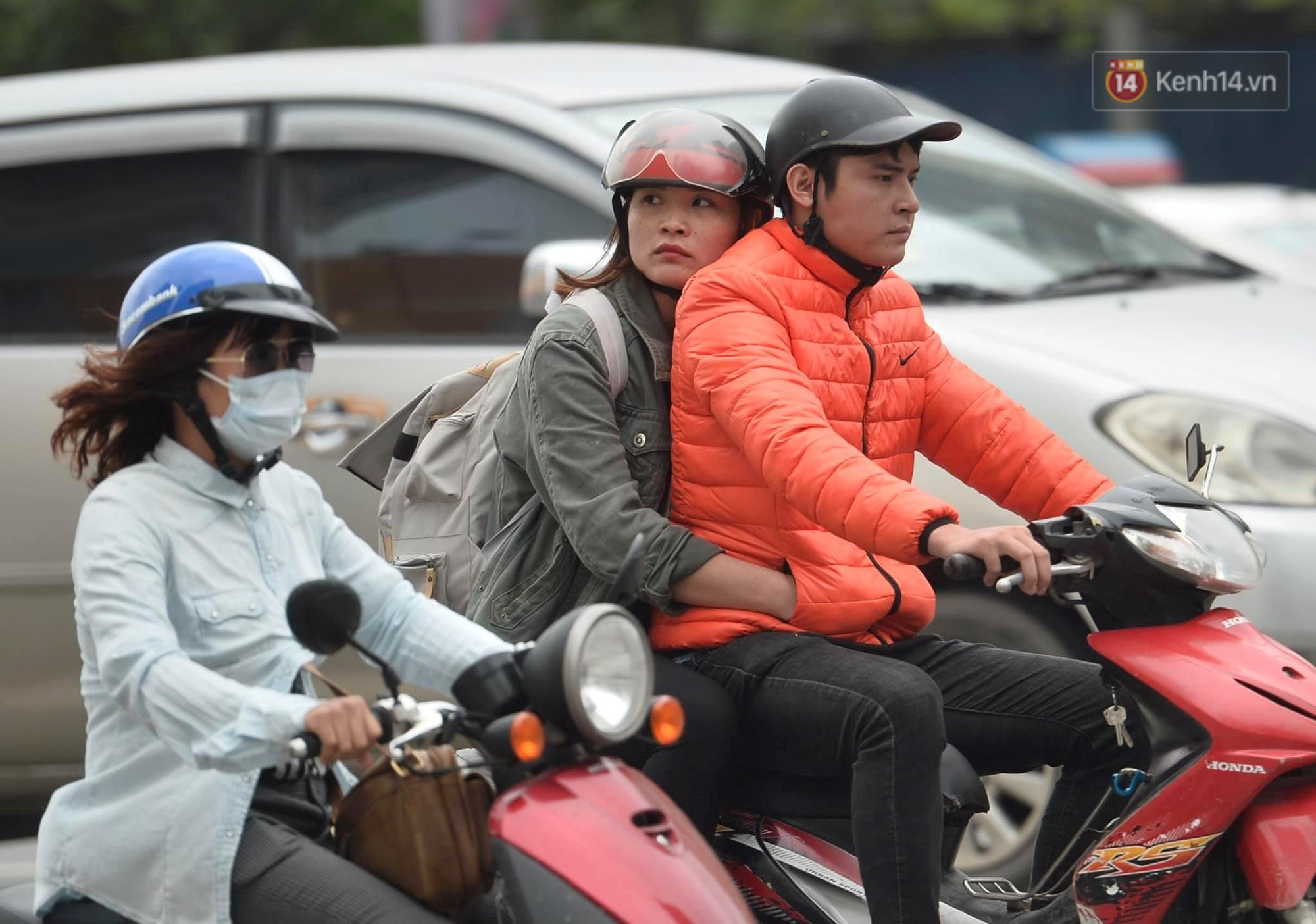 Giữa trưa Hè mà lạnh như chớm Đông, nhiều người dân Thủ đô phải khoác áo ấm, co ro đi trên đường