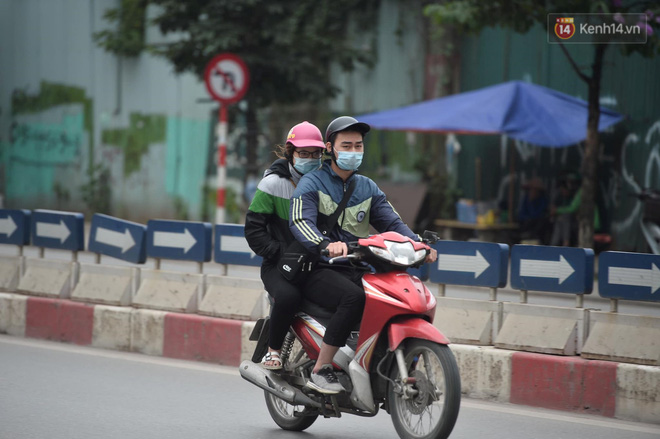 Giữa trưa Hè mà lạnh như chớm Đông, nhiều người dân Thủ đô phải khoác áo ấm, co ro đi trên đường