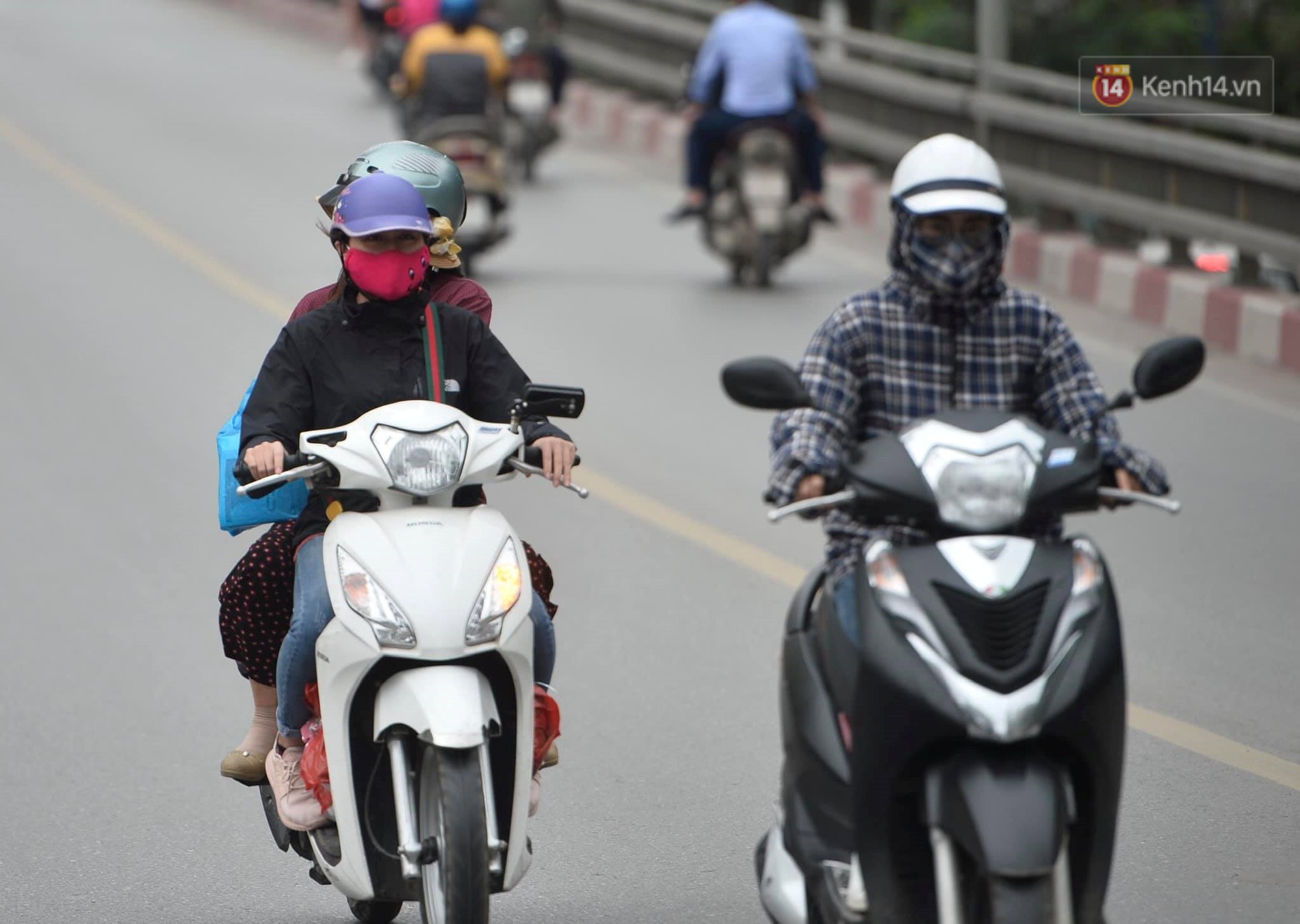 Giữa trưa Hè mà lạnh như chớm Đông, nhiều người dân Thủ đô phải khoác áo ấm, co ro đi trên đường