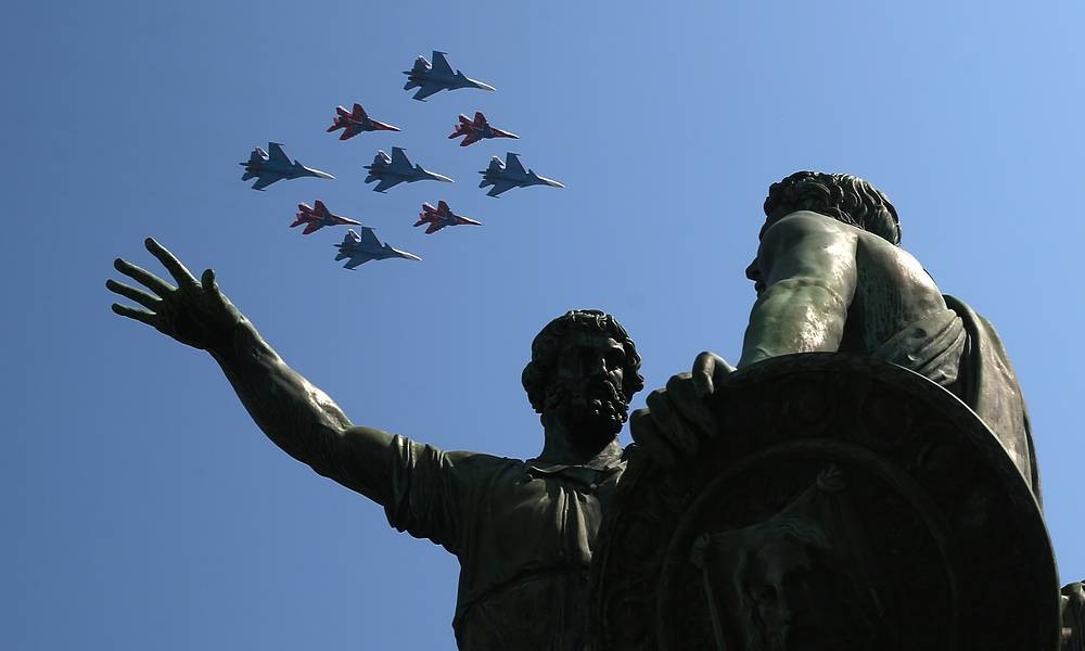 Video ảnh: Xe tăng, tên lửa Nga dàn hàng tập luyện cho Duyệt binh Chiến thắng