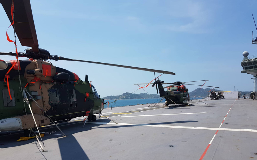 Dàn trực thăng săn ngầm trên siêu tàu đổ bộ tại cảng Cam Ranh