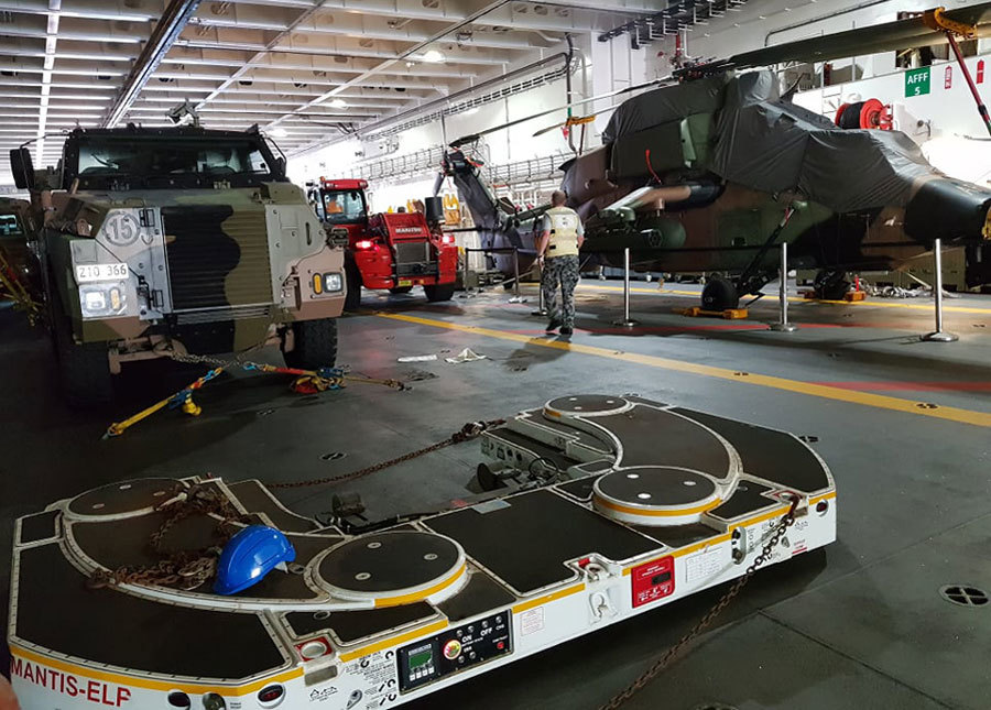 Dàn trực thăng săn ngầm trên siêu tàu đổ bộ tại cảng Cam Ranh