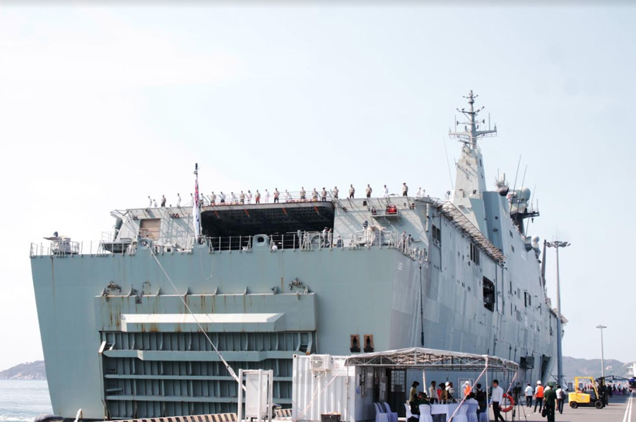 Dàn trực thăng săn ngầm trên siêu tàu đổ bộ tại cảng Cam Ranh
