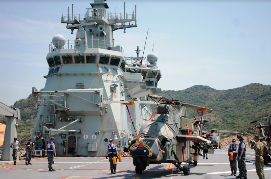 Dàn trực thăng săn ngầm trên siêu tàu đổ bộ tại cảng Cam Ranh