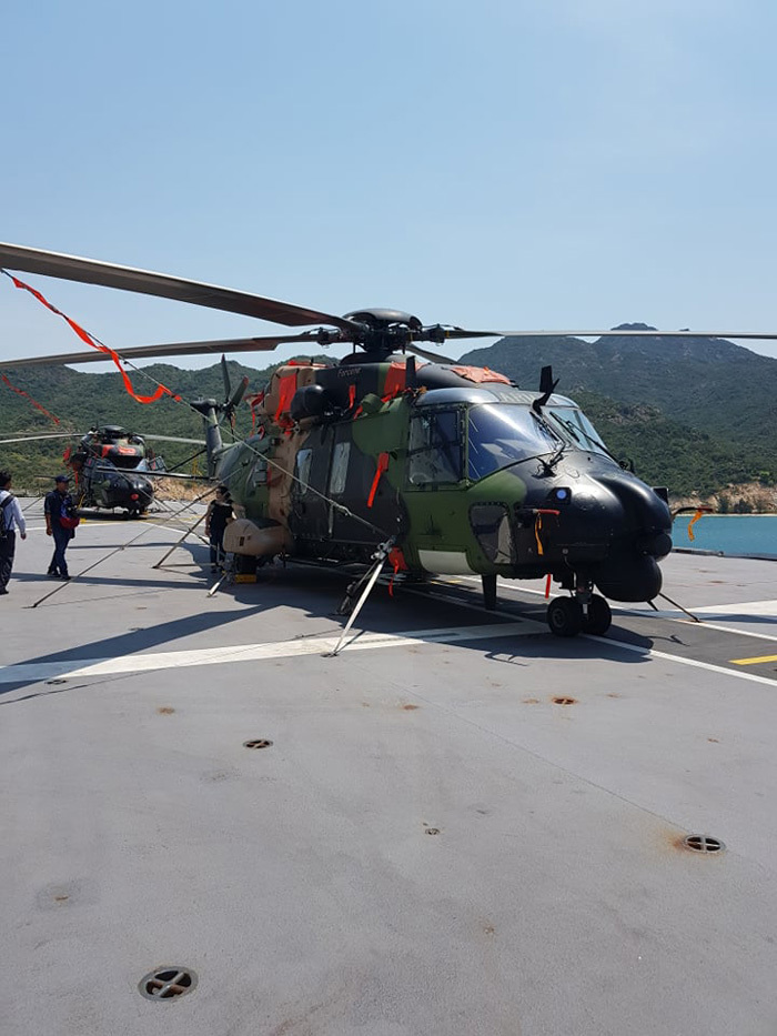 Dàn trực thăng săn ngầm trên siêu tàu đổ bộ tại cảng Cam Ranh