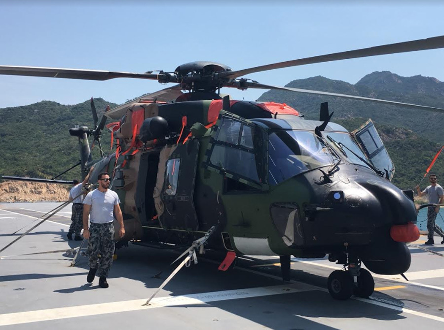 Dàn trực thăng săn ngầm trên siêu tàu đổ bộ tại cảng Cam Ranh