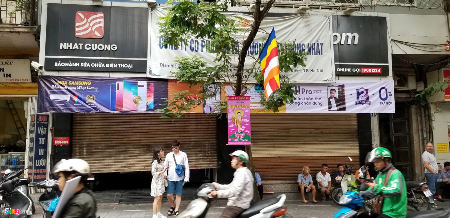 Chuỗi cửa hàng Nhật Cường Mobile đóng cửa khi bị công an khám xét