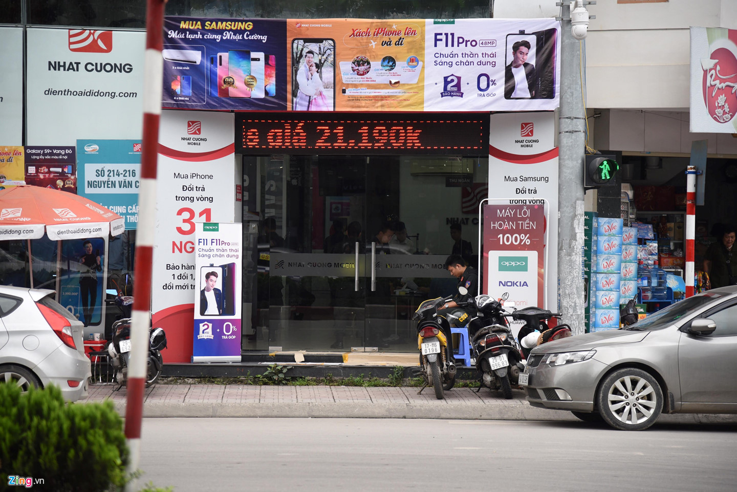 Chuỗi cửa hàng Nhật Cường Mobile đóng cửa khi bị công an khám xét