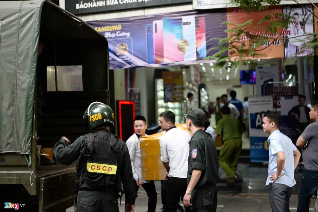 Chuỗi cửa hàng Nhật Cường Mobile đóng cửa khi bị công an khám xét