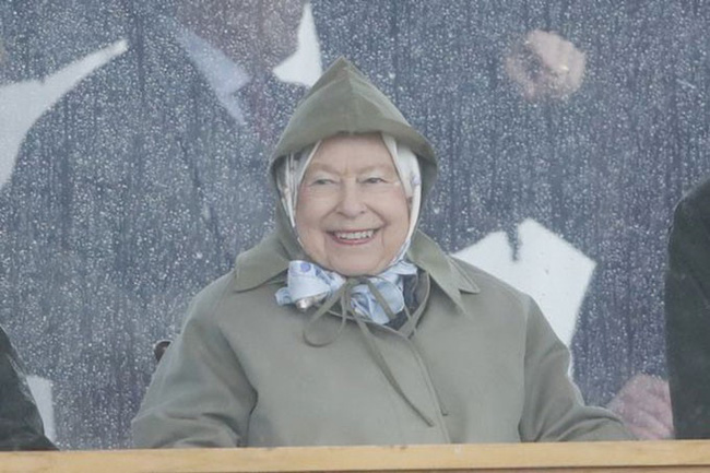 Con trai đầu lòng của Meghan đã tạo nên khoảnh khắc chưa từng có trong bức hình lịch sử, đánh dấu mốc quan trọng của Hoàng gia Anh ở điểm đặc biệt này