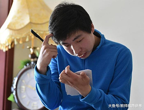 Cậu bé ngốc đánh bại cả giáo sư đại học qua một phép tính