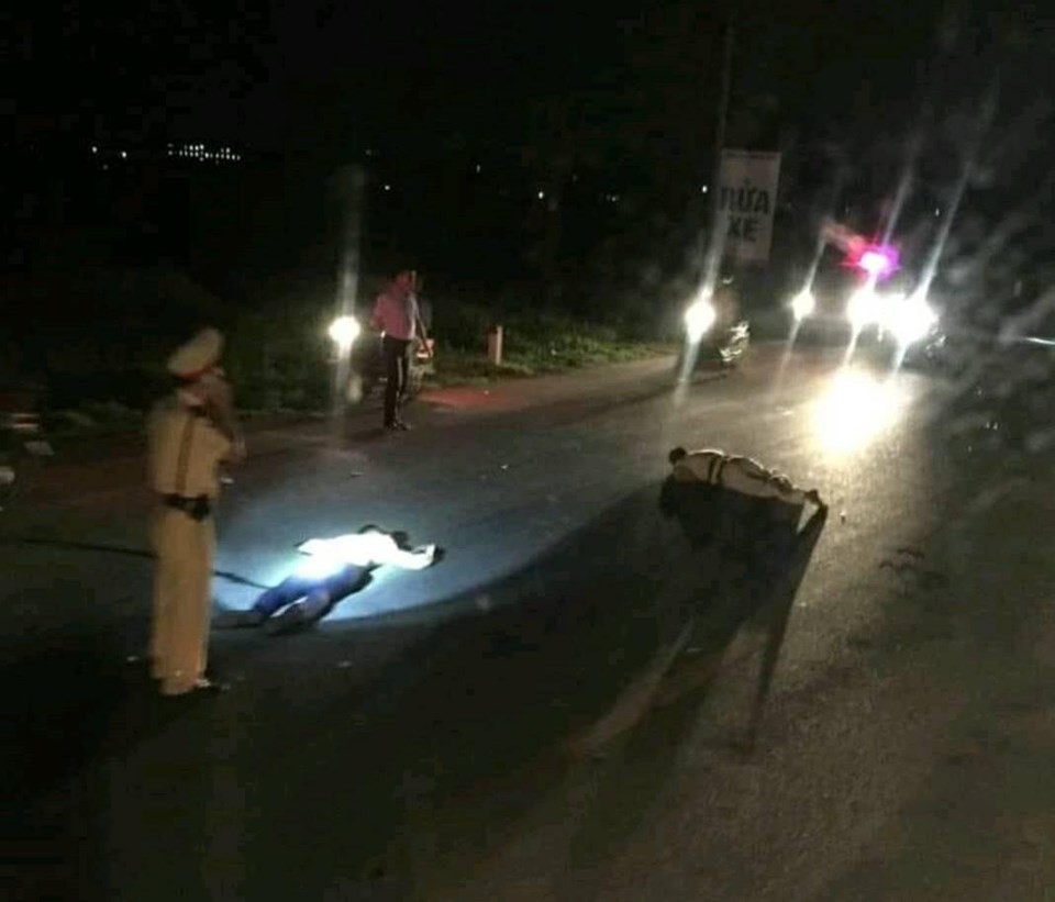 Bị tài xế xe máy đâm trực diện vào người, một chiến sĩ CSGT bị thương nhập viện