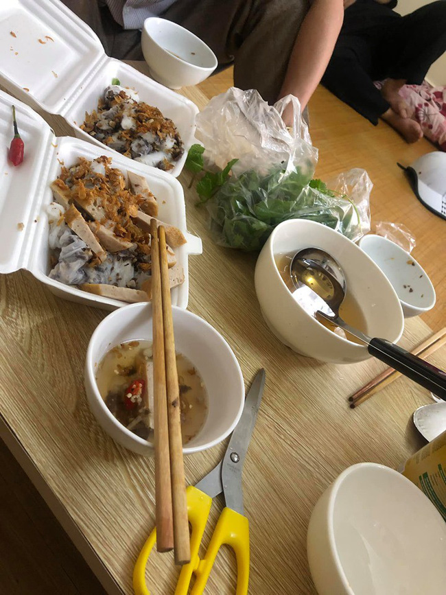 Nhìn bữa trưa chỏng lỏn mấy hộp bánh cuốn đãi nhà chồng ở quê lên, chị em định chê nhưng nghe xong câu chuyện phía sau lại ước ao