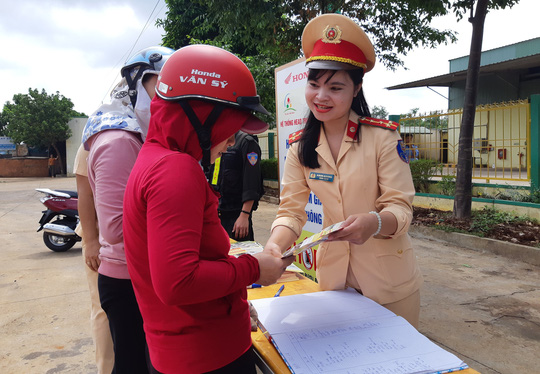 CSGT ra đường đổi hàng ngàn mũ bảo hiểm cho người dân