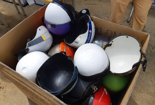 CSGT ra đường đổi hàng ngàn mũ bảo hiểm cho người dân