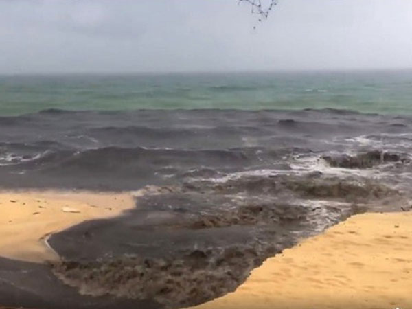 Phú Quốc: Xuất hiện cảnh nước biển đen ngòm, ô nhiễm nặng tại bãi Dài do khách du lịch nước ngoài ghi lại