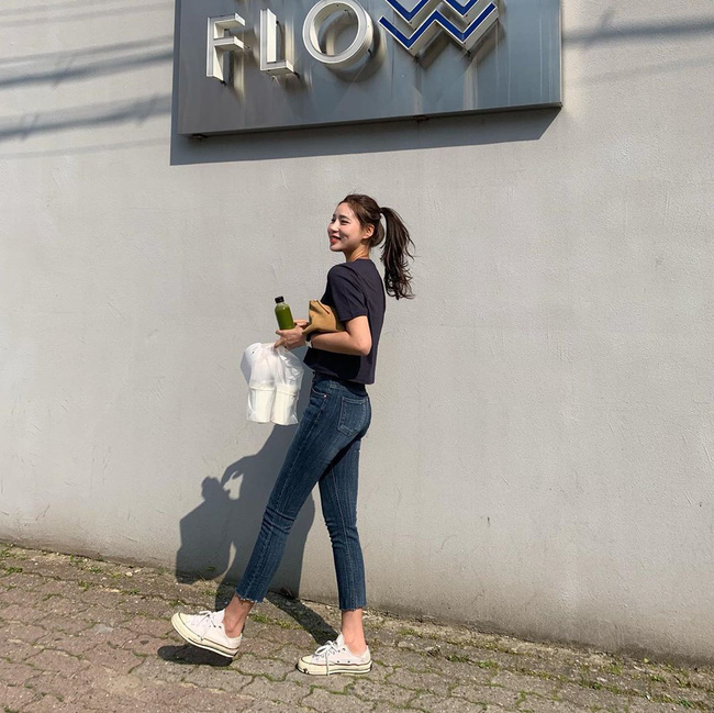 Cá là bạn không chỉ học được cách mix đồ mà còn tiện học được cả cách pose dáng ảo diệu từ street style Châu Á